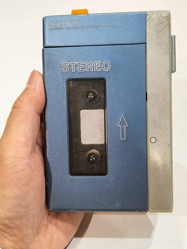 1979/昭和54/SONY/TPS-L2/Walkman 1st/初代ウォークマン/ロゴなし/ABヘッドフォン表記/ホットラインボタン/単3電池2本/  : Extinct Media Museum | 絶滅メディア博物館