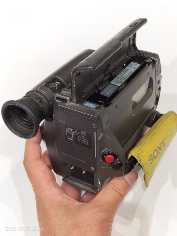 1989/平成1/SONY/CCD-TR55/Handycam/初代パスポートサイズハンディカム/8ミリビデオ優勢を決定づけた記録的ヒット商品/グレー/浅野温子/  : Extinct Media Museum | 絶滅メディア博物館