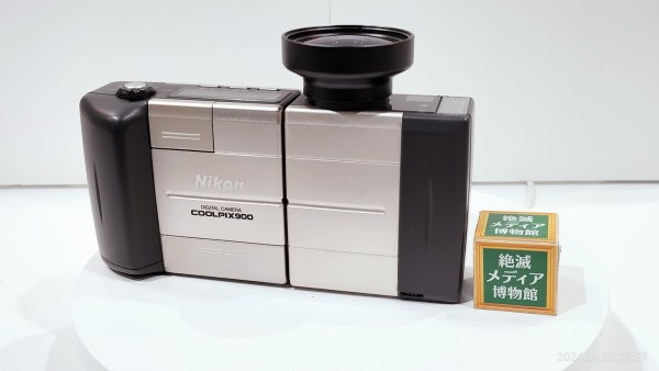 1998/平成10/Nikon/COOLPIX E900/ニコン初のニッコールレンズ搭載機/光学3倍/スイバル/フィッシュアイコンバーター付き/発売時11万円/  : Extinct Media Museum | 絶滅メディア博物館