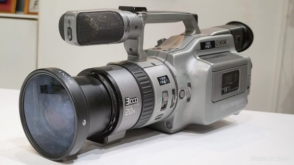 1995/平成7/SONY/DCR-VX1000/DVカメラ一号機/デジタルハンディカム/3CCD/ : Extinct Media Museum |  絶滅メディア博物館