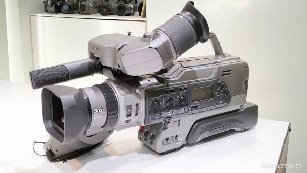 1996/平成8/SONY/DCR-VX9000/DV/VX1000ベースの肩乗せ機/DVフルサイズカセット対応/ : Extinct Media  Museum | 絶滅メディア博物館