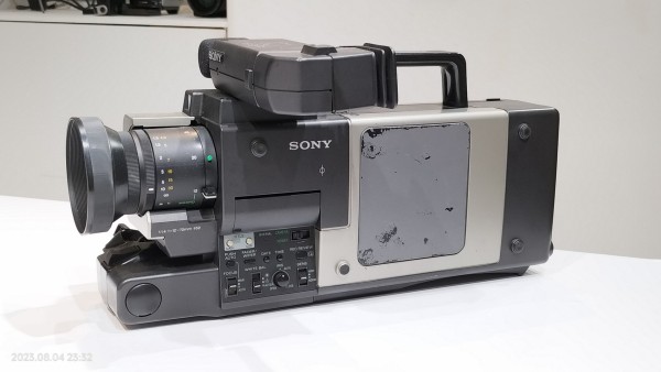 1986/昭和61/SONY/CCD-V100/Video8 PRO/8ミリビデオ/当時の最高級機種/ : Extinct Media Museum  | 絶滅メディア博物館