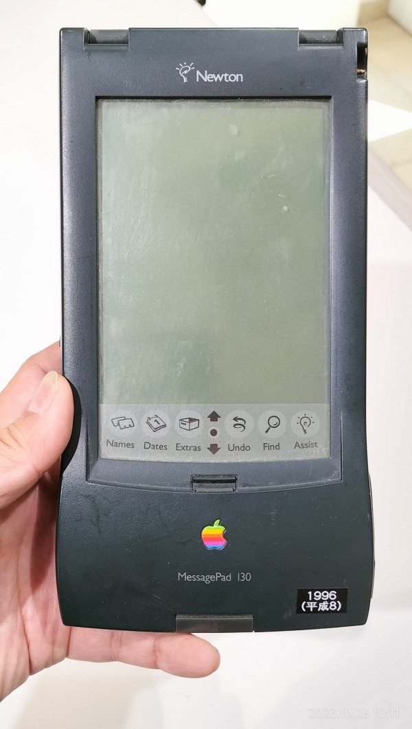 1996/平成8/Apple/Newton/MessagePad 130/PDA/NewtonOS2.0/単3電池4本/PCカードスロット/伸縮式タッチペン/液晶保護カバー/  : Extinct Media Museum | 絶滅メディア博物館