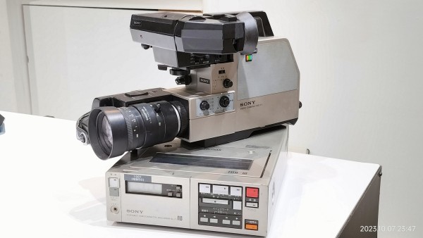 1981/昭和56/SONY/SL-F1/HVC-F1/ベータマックス/ポータブルビデオデッキとビデオカメラのセット/当時世界最小/ :  Extinct Media Museum：絶滅メディア博物館