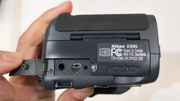 2001/平成13/Nikon/COOLPIX/E995/300万画素/スイバル/スピードライト