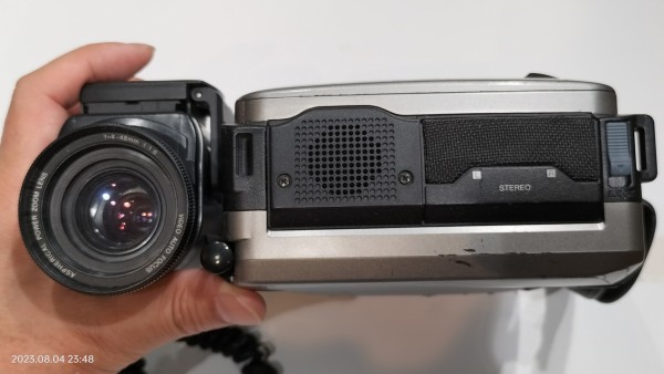 正常動作確認美品◆日立ビデオカメラ Hi8 VM－Ｈ1００Ｌ　はなれワザ 正常動作確認美品◇日立ビデオカメラ Hi8 VM－H100L はなれ