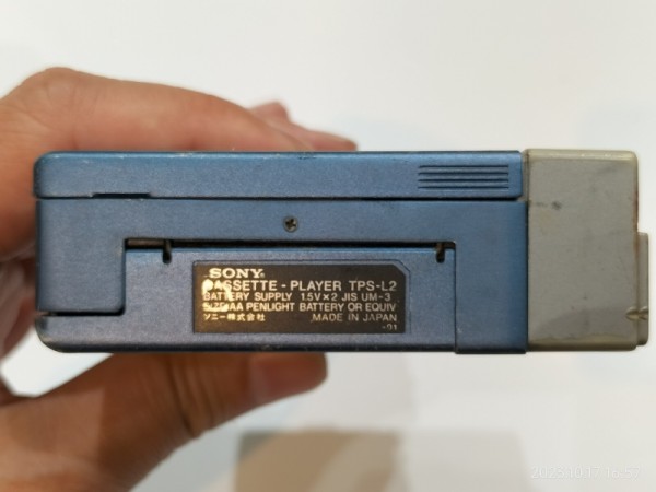 1979/昭和54/SONY/TPS-L2/Walkman 1st/初代ウォークマン/ロゴなし/ABヘッドフォン表記/ホットラインボタン/単3電池2本/  : Extinct Media Museum | 絶滅メディア博物館