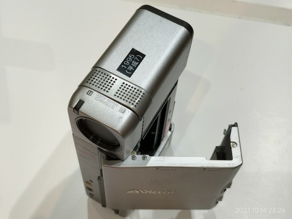 1995/平成7/Victor/GR-DV1/縦型ビデオカメラデザインの元祖/液晶