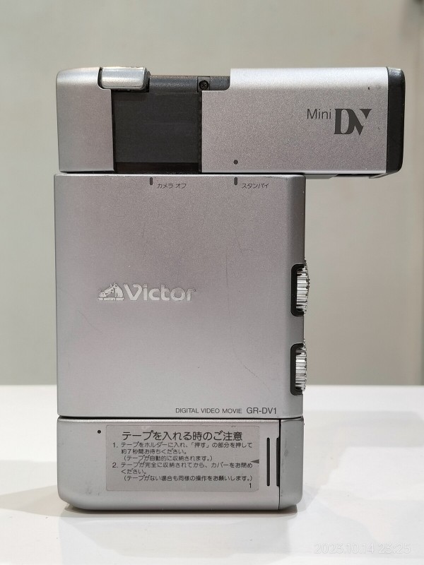 1995/平成7/Victor/GR-DV1/縦型ビデオカメラデザインの元祖/液晶なし/レンズカバー連動スライド式 液晶ビューファインダー/当時世界最小最軽量のビデオカメラ/ : Extinct Media Museum：絶滅メディア博物館
