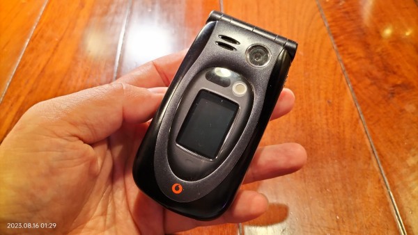 2003/平成15/SHARP/J-SH53/ケータイ初の100万画素/電子ブック機能