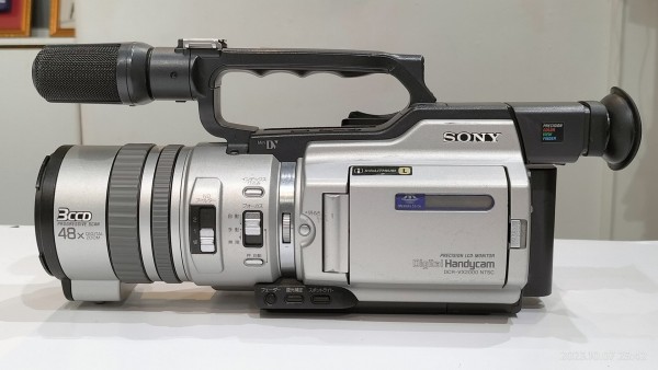 2000/平成12/SONY/DCR-VX2000/Handycam/デジタルハンディカム/DV/液晶モニター/VX1000後継機/ :  Extinct Media Museum | 絶滅メディア博物館