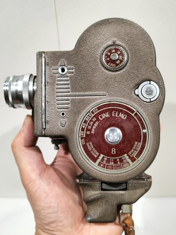 1957/昭和32/ELMO/CINE ELMO 8-AA/国産2機種目の8mmカメラの8-Aの改良型/レンズあり/グリップ付き/ダブル8/ :  Extinct Media Museum：絶滅メディア博物館
