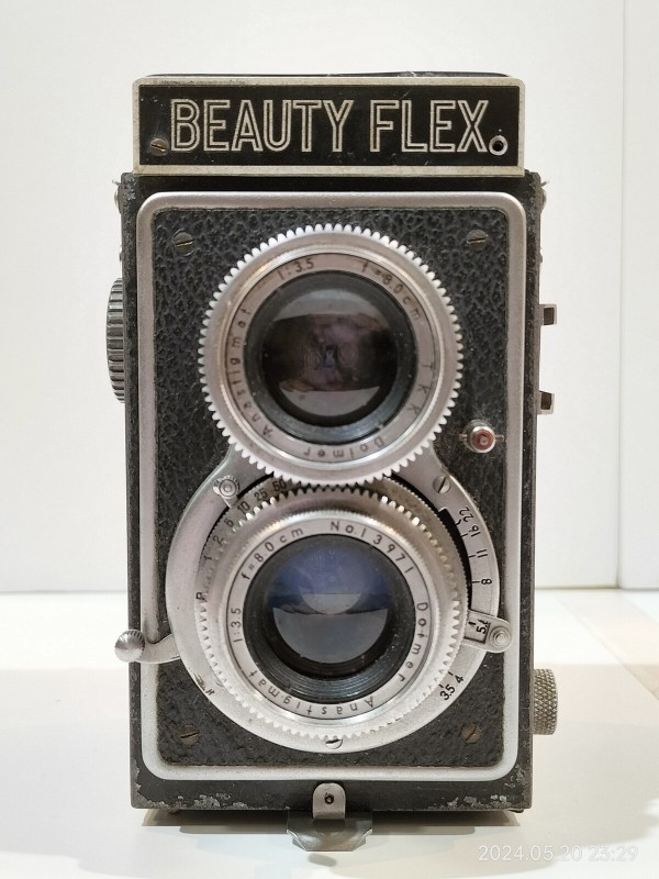 1951/昭和26/太陽堂光機/Beautyflex/二眼レフカメラ/ビューティ80mm F3.5/ルーペ付きウェストレベルファインダ/120フィルム/ 中判/ : Extinct Media Museum | 絶滅メディア博物館