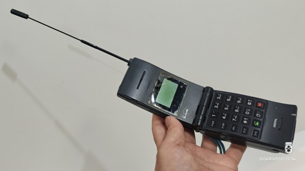 スマートフォン・携帯電話 NTT TZ-821型 1994年製 折りたたみ携帯