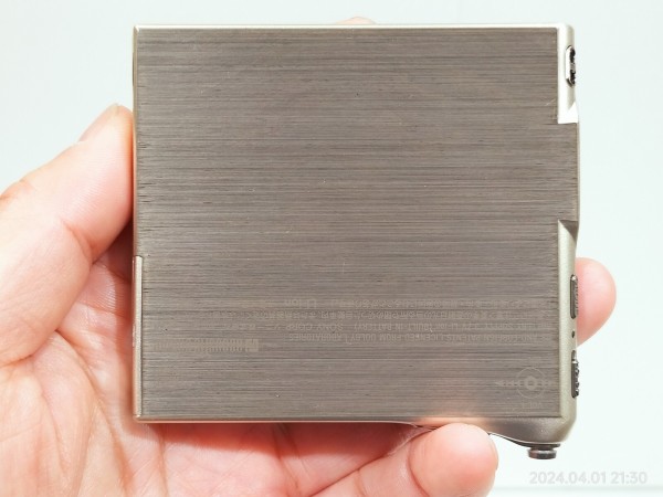 2002/平成14/SONY/MD Walkman/MZ-E10/再生専用MDウォークマン/厚さ9.9