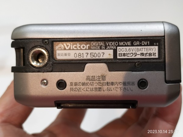 1995/平成7/Victor/GR-DV1/縦型ビデオカメラ デザインの元祖/液晶なし/レンズカバー連動スライド式液晶ビューファインダー/当時世界最小最軽量のビデオカメラ/ : Extinct Media  Museum：絶滅メディア博物館