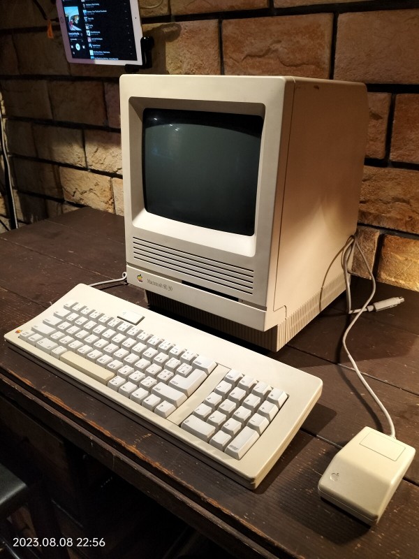 1989/平成1/Apple/Macintosh SE/30/フロッグデザイン/Motorola68030/16MHz/9インチモノクロCRT/ フロッピーディスクドライブ/動態保存機/ : Extinct Media Museum | 絶滅メディア博物館