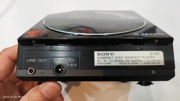 1984/昭和59/SONY/D-50/CDコンパクトプレーヤー/初代ディスクマン/当時世界最小最軽量/ : Extinct Media  Museum：絶滅メディア博物館