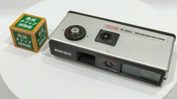 1973/昭和48/RICOH/RICOHMATIC 110 X POCKET DELUXE/フラッシュマチック対応/ゾーンフォーカス/プログラムEE/シルバー/  : Extinct Media Museum | 絶滅メディア博物館