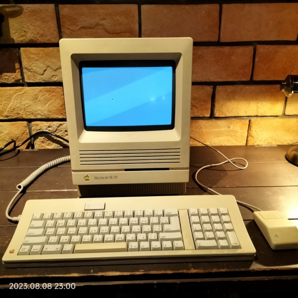 1989/平成1/Apple/Macintosh SE/30/フロッグデザイン/Motorola68030/16MHz/9インチモノクロCRT/ フロッピーディスクドライブ/動態保存機/ : Extinct Media Museum | 絶滅メディア博物館