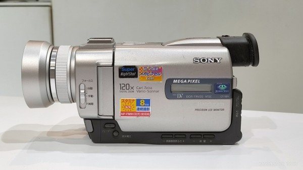 2000/平成12/SONY/DCR-TRV20/Handycam/ハンディカム/DV/メガピクセルCCD/スーパーナイトショット/メモリースティック/シルバー/  : Extinct Media Museum | 絶滅メディア博物館