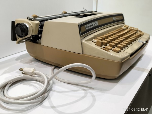 1973/昭和48/SCM/SMITH-CORONA/CORONET SUPER 12 ELECTRIC TYPEWRITER/スミスコロナ/電動 タイプライター/動態保存機/ : Extinct Media Museum | 絶滅メディア博物館