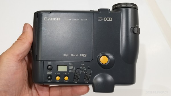 1988/昭和63/Canon/RC-250/Q-PIC/786画素/1/2型CCD/キューピック/電子スチルビデオカメラ/ブラック/ホワイト/2インチ フロッピーディスク/ : Extinct Media Museum | 絶滅メディア博物館