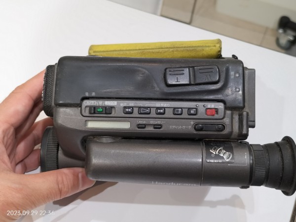 1989/平成1/SONY/CCD-TR55/Handycam/初代パスポートサイズハンディカム/8ミリビデオ優勢を決定づけた記録的ヒット商品/グレー/浅野温子/  : Extinct Media Museum | 絶滅メディア博物館