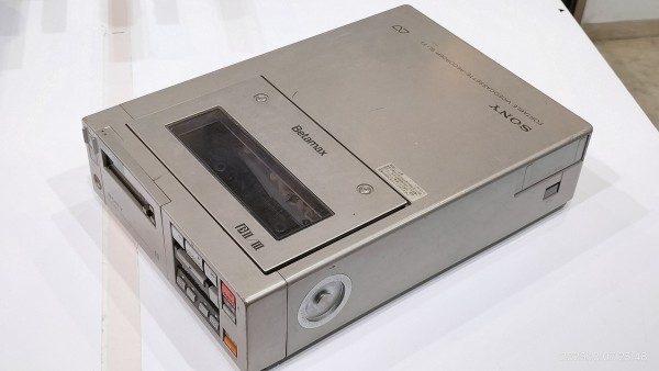 1981/昭和56/SONY/SL-F1/HVC-F1/ベータマックス/ポータブルビデオデッキとビデオカメラのセット/当時世界最小/ :  Extinct Media Museum | 絶滅メディア博物館