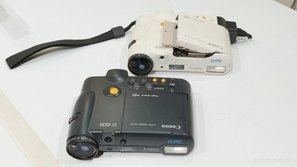 1988/昭和63/Canon/RC-250/Q-PIC/786画素/1/2型CCD/キューピック/電子スチルビデオカメラ/ブラック/ホワイト/2インチ フロッピーディスク/ : Extinct Media Museum | 絶滅メディア博物館