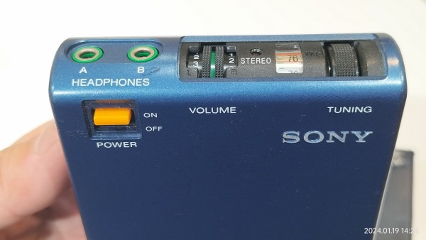 1980/昭和55/SONY/SRF-40/FM WALKMAN/FMウォークマン/カセット機能なし/左右独立ボリューム/ヘッドフォンジャック2個/初代 ウォークマンカラー/カバーあり/ : Extinct Media Museum | 絶滅メディア博物館