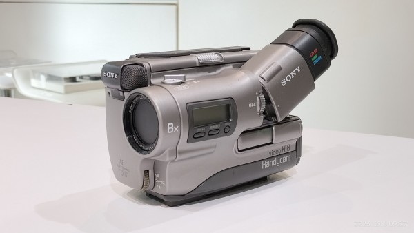 1992/平成4/SONY/CCD-TR1/Hi8 HandyCam/8ミリビデオ/ハンディカム/映画「ハル」登場モデル/ : Extinct  Media Museum | 絶滅メディア博物館