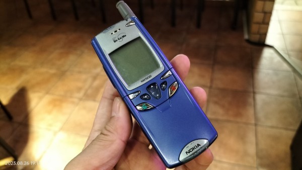 2000/平成12/NOKIA/NM502i/モノクロ2階調/スライドケータイ/iモード初の海外端末/ブルーベルベット/ : Extinct  Media Museum：絶滅メディア博物館