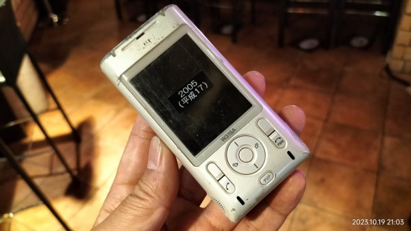 2005/平成17/SANYO/W31SA/au/FMラジオ搭載/133万画素/スライド