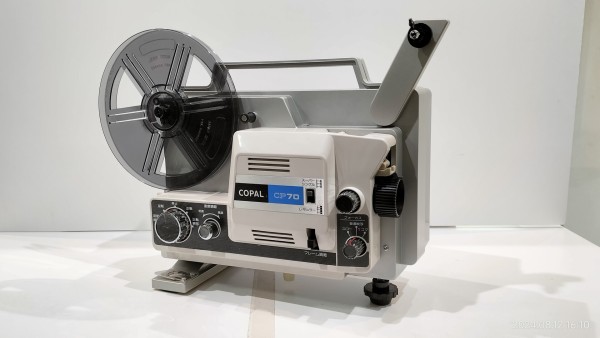 1979/昭和54/COPAL CP70/8mm PROJECTOR for Single8 Super8 Regular8/コパル8ミリ映写機/サイレント専用/18コマ専用/14〜22コマ可変/一時停止/スロー映写/発売時44800円/  : Extinct Media Museum | 絶滅メディア博物館