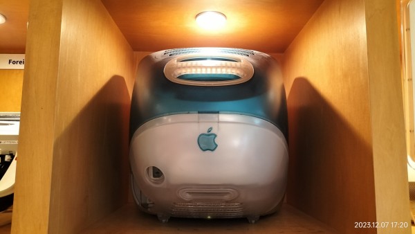 1998/平成10/Apple/iMac G3/ボンダイブルー/初代iMac/PowerPC G3 233-333 MHz/Mac OS 8.1/ :  Extinct Media Museum | 絶滅メディア博物館