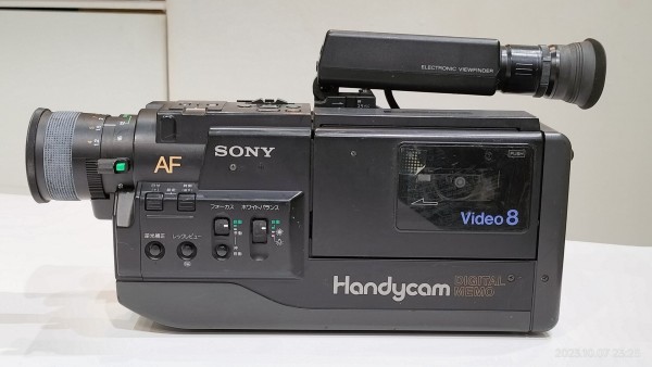 1987/昭和62/SONY/CCD-V50/Handycam/ハンディカム/8ミリビデオ/デジタルスーパーインポーズ機能/ : Extinct  Media Museum | 絶滅メディア博物館