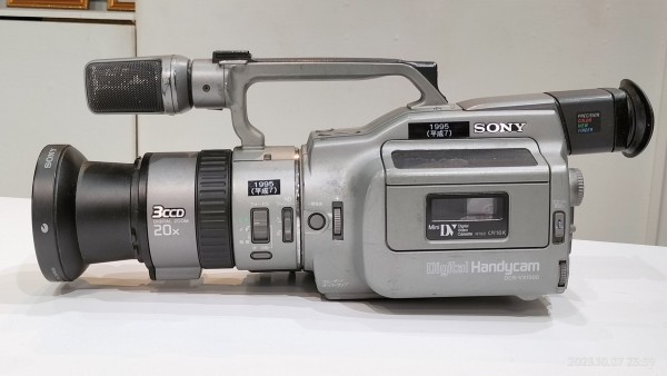 1995/平成7/SONY/DCR-VX1000/DVカメラ一号機/デジタルハンディカム/3CCD/ : Extinct Media Museum |  絶滅メディア博物館