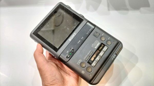 1991/平成3/SONY/GV-500/VIDEO WALKMAN/ビデオウォークマン/8ミリビデオ/TVチューナー内蔵/動態保存機 :  Extinct Media Museum：絶滅メディア博物館