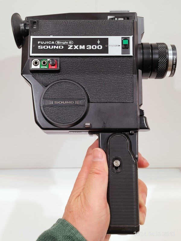 1976/昭和51/FUJIFILM/FUJICA Single-8 Sound ZXM300/光学2.7倍/サウンドカメラ/18コマ/サイレントカートリッジ使用時は20コマの謎仕様/  : Extinct Media Museum：絶滅メディア博物館
