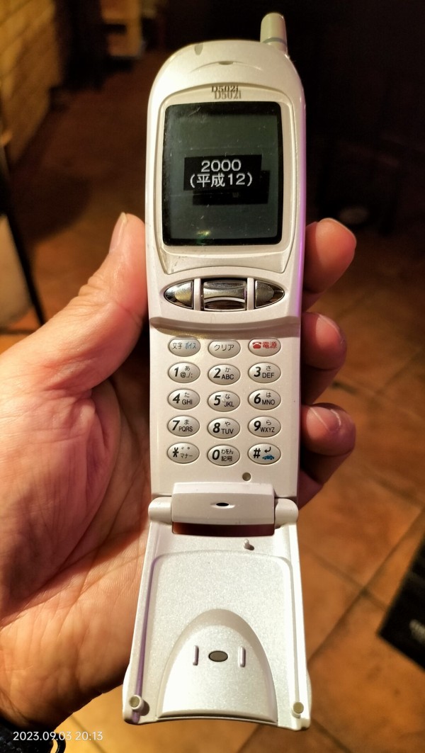2000/平成12/MITSUBISHI/D502i/DoCoMo/フリップ型/256色STNカラー液晶