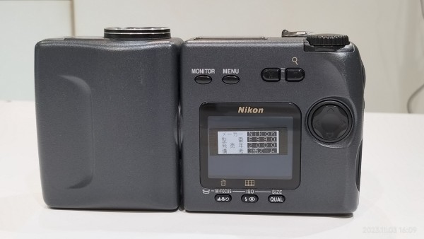 Nikon COOLPIX 990 スイバル式 Nikon COOLPIX 990 スイバル式