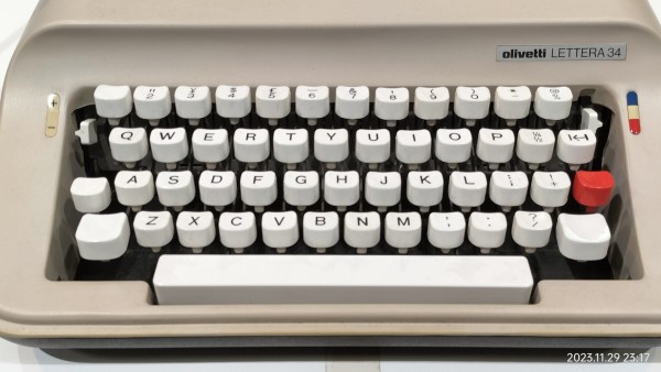 推定1974/昭和49/olivetti/LETTERA 34/タイプライター/ : Extinct Media Museum | 絶滅メディア博物館