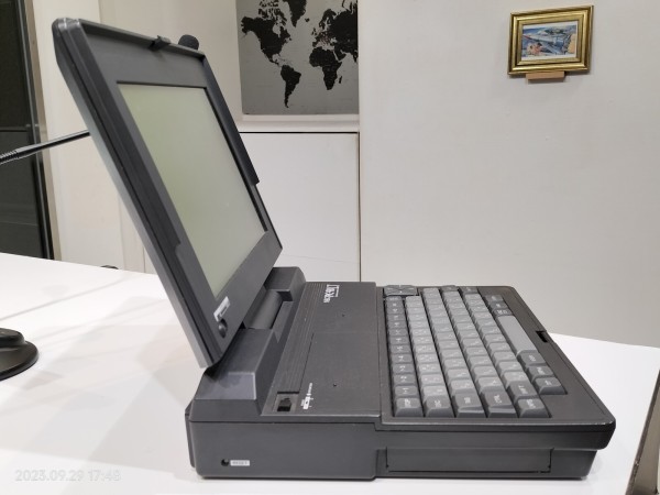 1986/昭和61/NEC/PC-98LT/NEC初のラップトップパソコン/3.5インチFDD