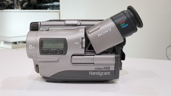 1992/平成4/SONY/CCD-TR1/Hi8 HandyCam/8ミリビデオ/ハンディカム/映画「ハル」登場モデル/ : Extinct  Media Museum：絶滅メディア博物館