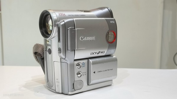 2004/平成16/Canon/DM-IXY DV M3/IXY DV/10倍ズーム/DIGIC DV/PictBridge/DV/SDカードスロット/ホールディンググリップ/  : Extinct Media Museum | 絶滅メディア博物館