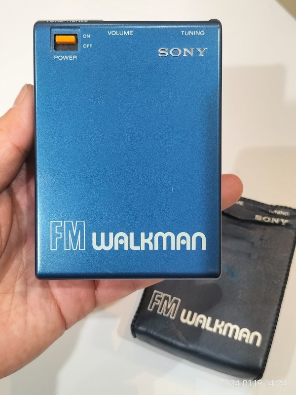 1980/昭和55/SONY/SRF-40/FM WALKMAN/FMウォークマン/カセット機能なし/左右独立ボリューム/ヘッドフォンジャック2個/初代 ウォークマンカラー/カバーあり/ : Extinct Media Museum | 絶滅メディア博物館