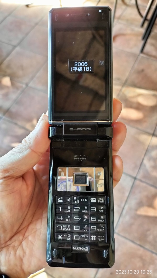 2006/平成18/SHARP/SH903i/DoCoMo/2軸ヒンジ/320万画素/オニキス