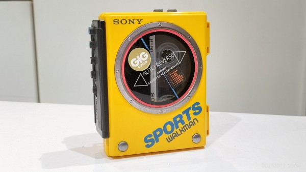 1985/昭和60/SONY/WM-75/Walkman SPORTS/GIGシリーズ/ウォークマンスポーツ/防塵防水/DOLBY-B/オートリバース/イエロー/  : Extinct Media Museum | 絶滅メディア博物館