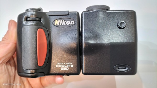 1999/平成11/Nikon/COOLPIX 950/3倍ズーム/211万画素/スイバル機構/コンパクトフラッシュ/ : Extinct Media  Museum | 絶滅メディア博物館